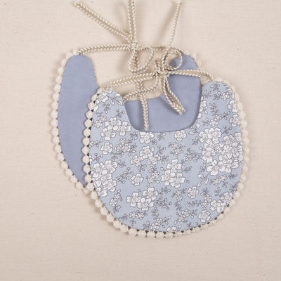 Baveta eleganta reversibila bumbac bebelusi Little Prints - Blue Daisy