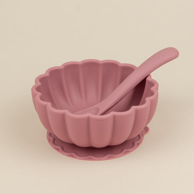 Set diversificare bol + lingurita din silicon cu ventuza anti-alunecare - Daisy Dusty Rose