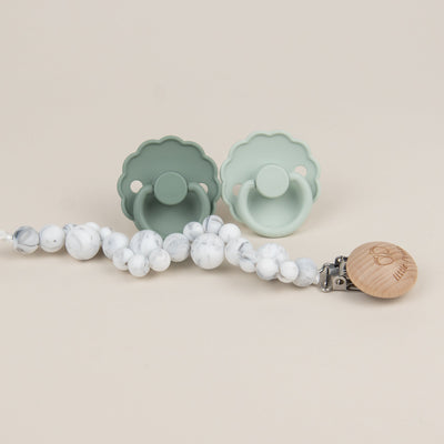 Set Lantisor daisy pentru suzeta + 2 Suzete FRIGG Daisy cu tetina rotunda - Marble