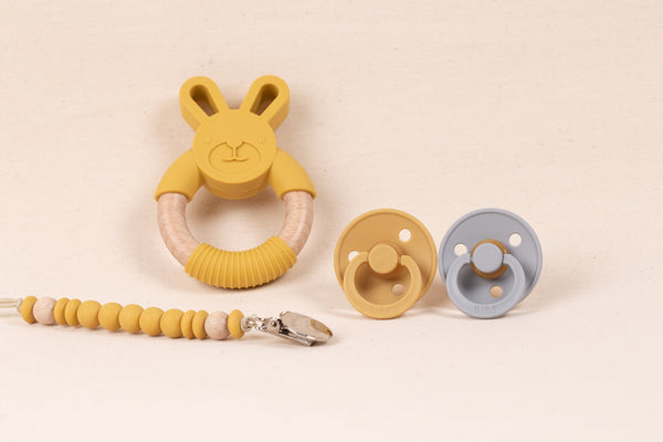 Set bebelusi 2 suzete Bibs + lantisor suzeta + jucarie dentitie Bunny - Seny Mustard