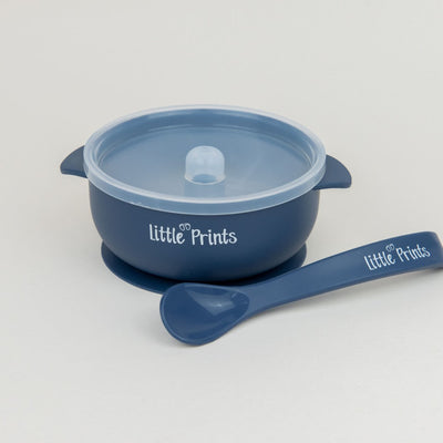 Set diversificare bol cu capac + lingurita silicon cu ventuza anti-alunecare Little Prints - Deep Space